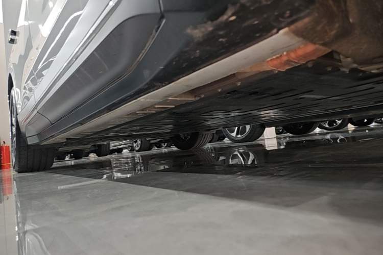 Used Nio ES6 2024 75 kWh Right Side Sill