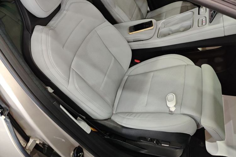 Used Nio ES6 2024 75 kWh Right Front Seat