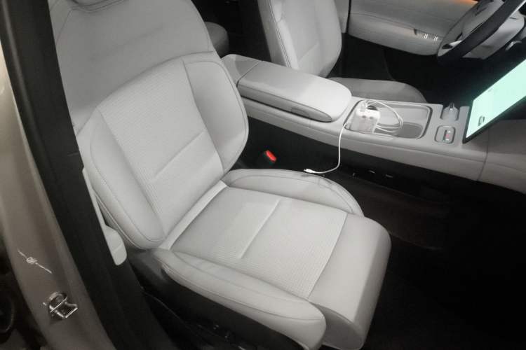 Used Nio ES6 2024 75 kWh Right Front Seat