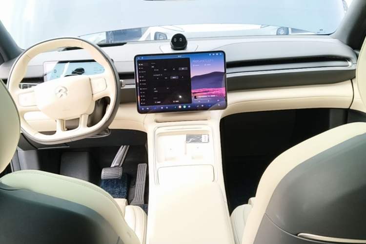 Used Nio ES6 2025 75 kWh Center Console