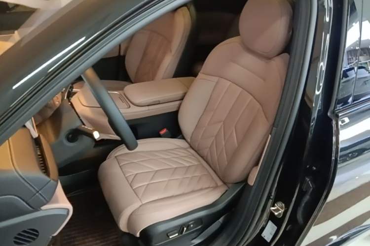 Used Nio ES6 2025 75 kWh Left Front Seat