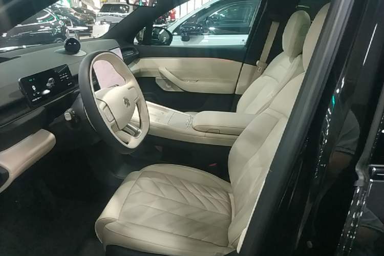 Used Nio ES6 2025 75 kWh Left Front Seat