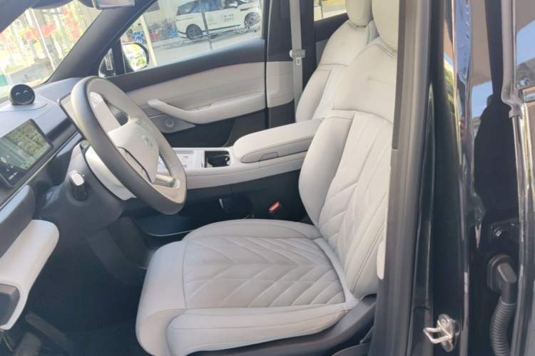 Used Nio ES6 2025 75 kWh Left Front Seat