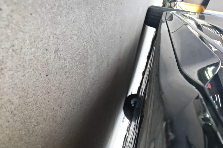 Used Nio ES6 2025 75 kWh Left Side Sill