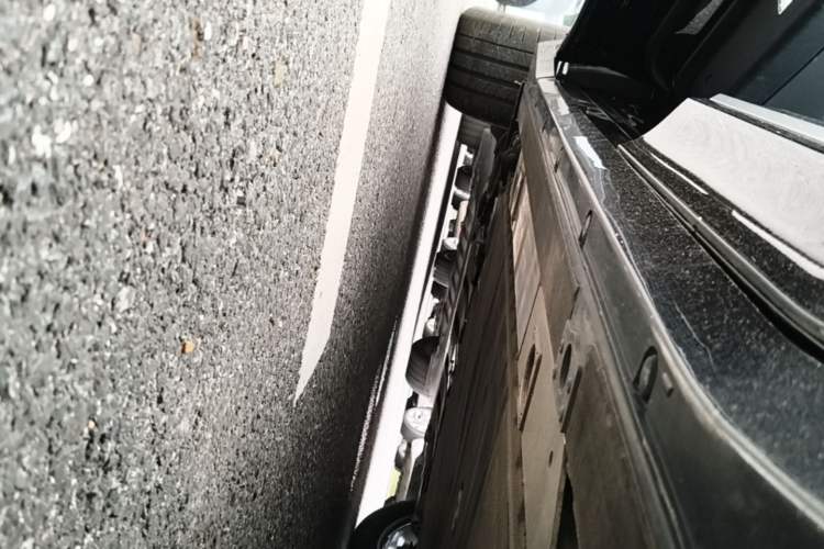 Used Nio ES6 2025 75 kWh Left Side Sill