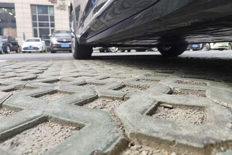 Used Nio ES6 2025 75 kWh Left Side Sill