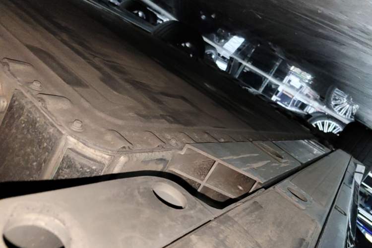 Used Nio ES6 2025 75 kWh Left Side Sill