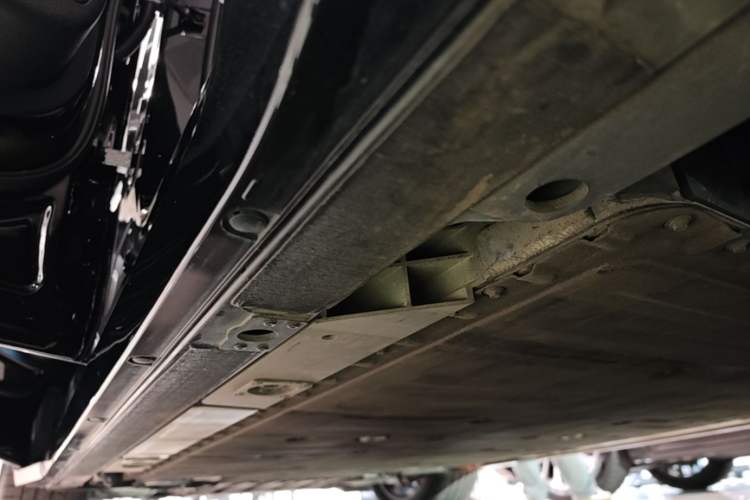 Used Nio ES6 2025 75 kWh Left Side Sill