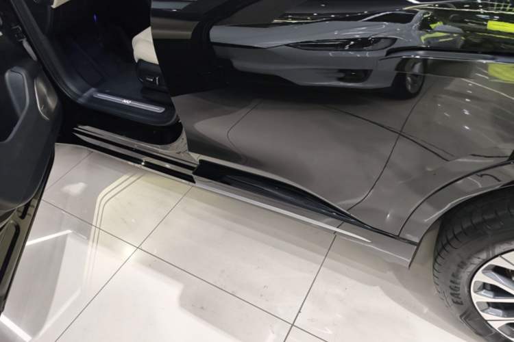 Used Nio ES6 2025 75 kWh Left Side Sill