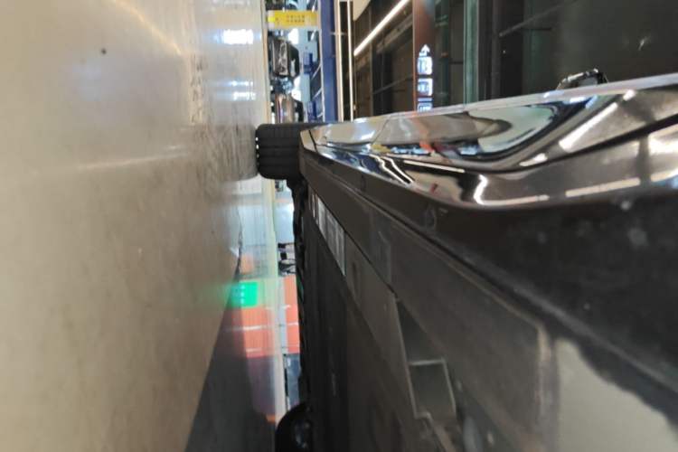 Used Nio ES6 2025 75 kWh Left Side Sill