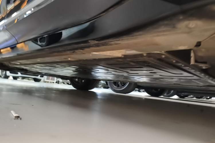 Used Nio ES6 2025 75 kWh Left Side Sill