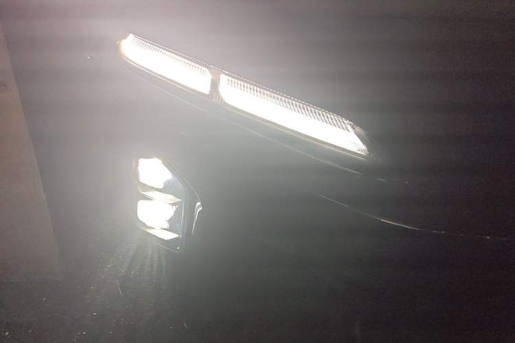 Used Nio ES6 2025 75 kWh Right Front Headlight