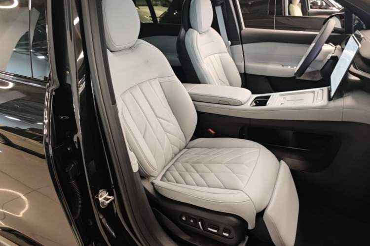 Used Nio ES6 2025 75 kWh Right Front Seat