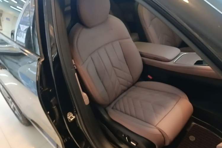 Used Nio ES6 2025 75 kWh Right Front Seat