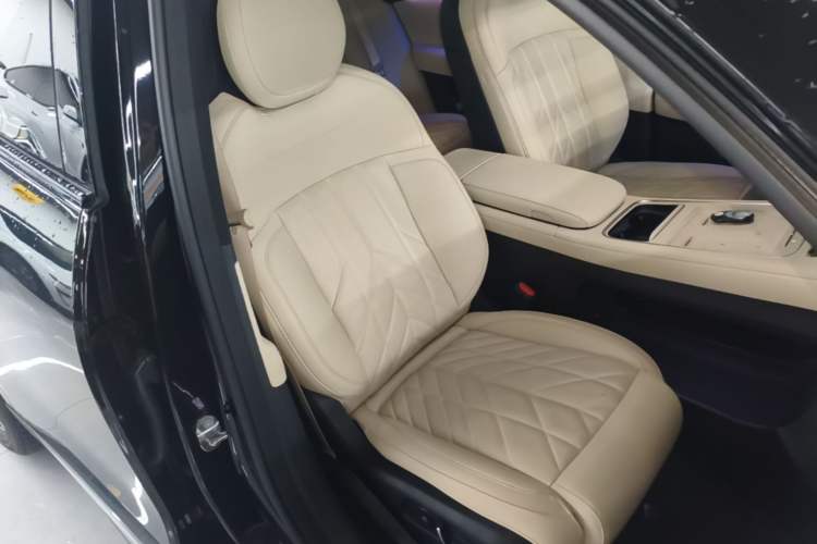 Used Nio ES6 2025 75 kWh Right Front Seat
