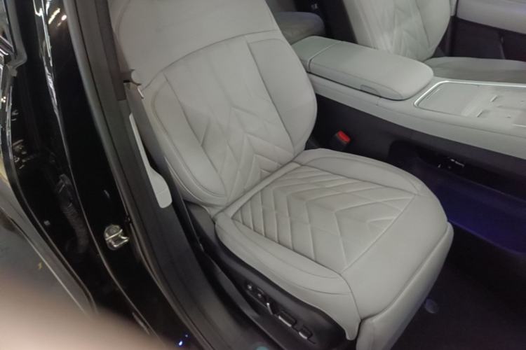 Used Nio ES6 2025 75 kWh Right Front Seat
