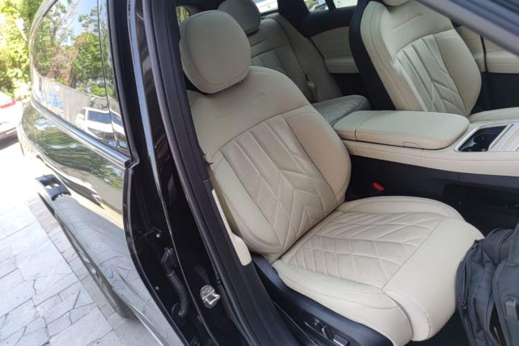Used Nio ES6 2025 75 kWh Right Front Seat