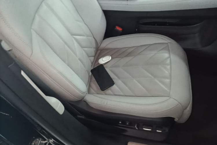 Used Nio ES6 2025 75 kWh Right Front Seat