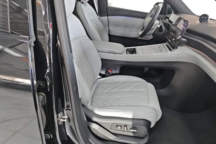 Used Nio ES6 2025 75 kWh Right Front Seat