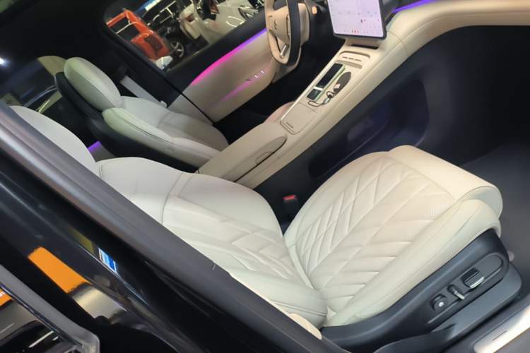 Used Nio ES6 2025 75 kWh Right Front Seat