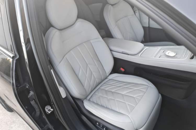 Used Nio ES6 2025 75 kWh Right Front Seat