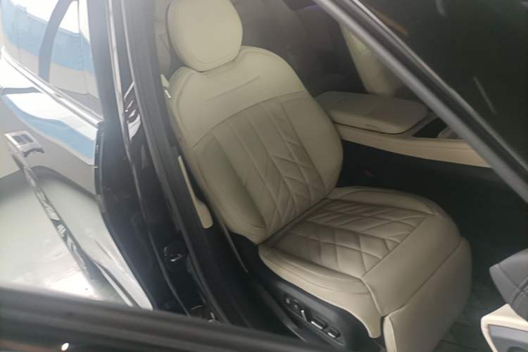 Used Nio ES6 2025 75 kWh Right Front Seat