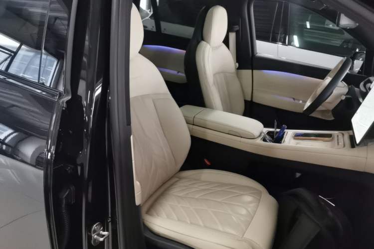 Used Nio ES6 2025 75 kWh Right Front Seat
