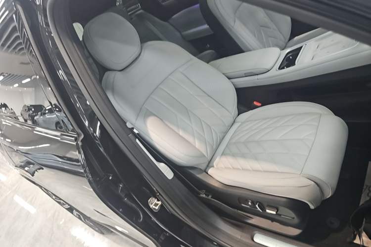 Used Nio ES6 2025 75 kWh Right Front Seat