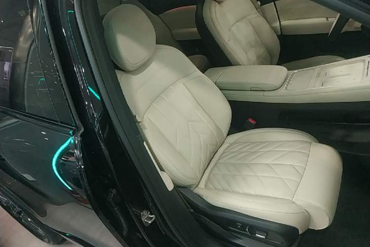 Used Nio ES6 2025 75 kWh Right Front Seat