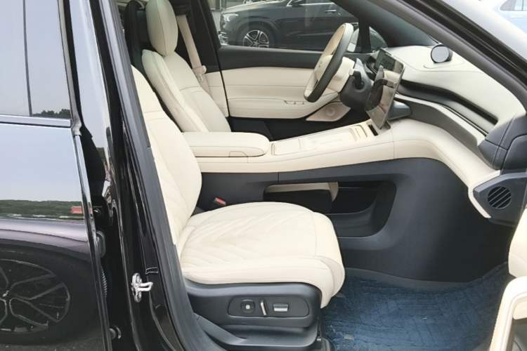 Used Nio ES6 2025 75 kWh Right Front Seat