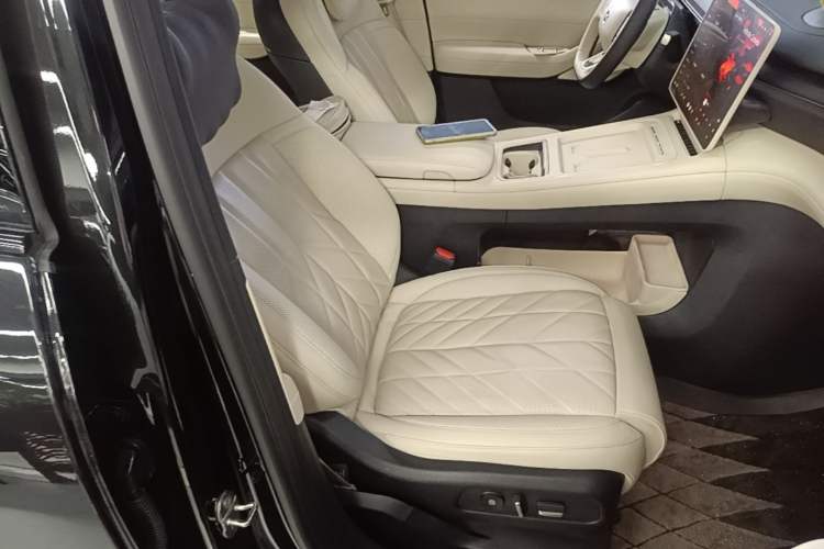 Used Nio ES6 2025 75 kWh Right Front Seat