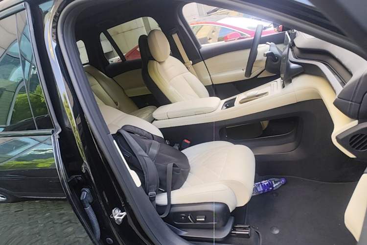 Used Nio ES6 2025 75 kWh Right Front Seat