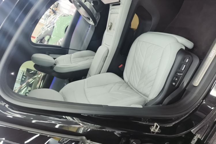 Used Nio ES6 2025 75 kWh Right Front Seat
