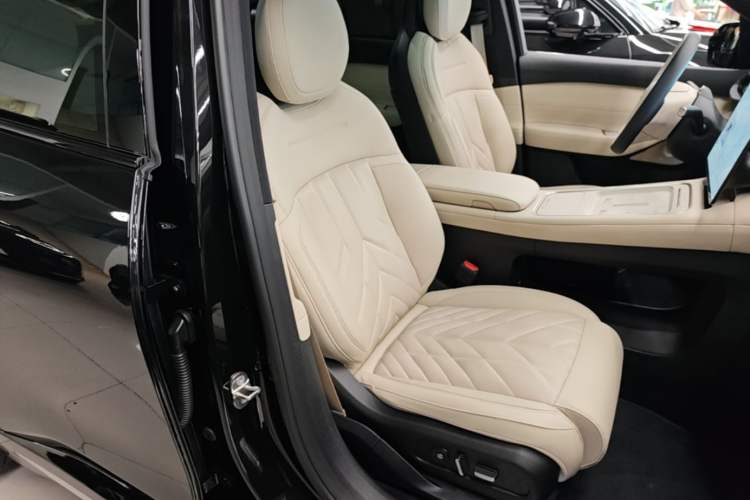 Used Nio ES6 2025 75 kWh Right Front Seat