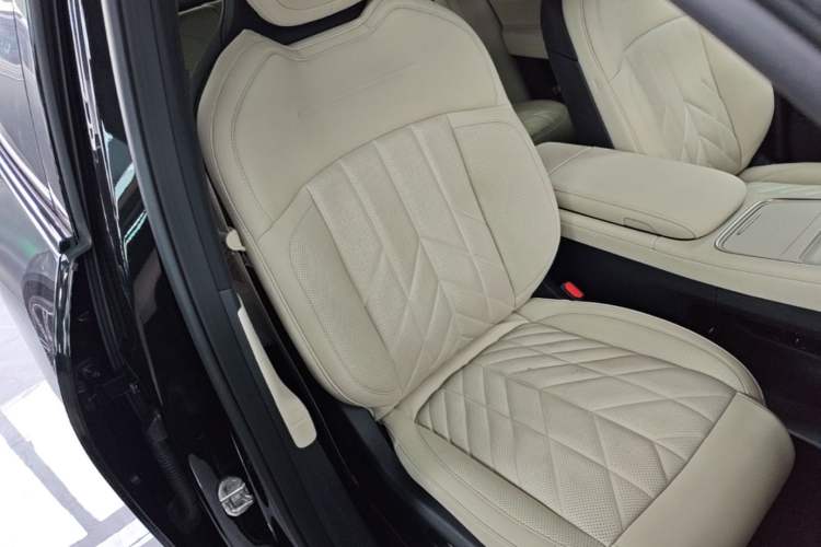 Used Nio ES6 2025 75 kWh Right Front Seat
