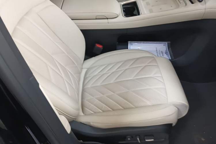 Used Nio ES6 2025 75 kWh Right Front Seat