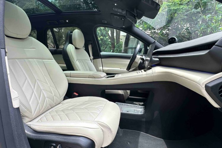 Used Nio ES6 2025 75 kWh Right Front Seat