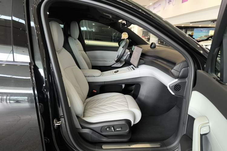 Used Nio ES6 2025 75 kWh Right Front Seat