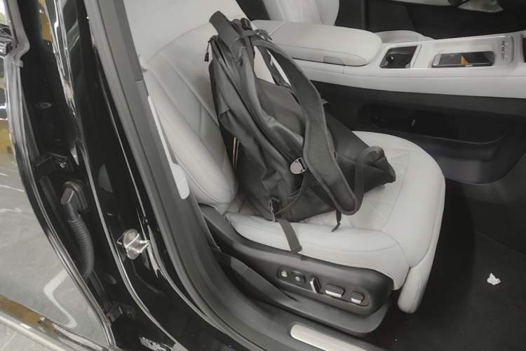 Used Nio ES6 2025 75 kWh Right Front Seat