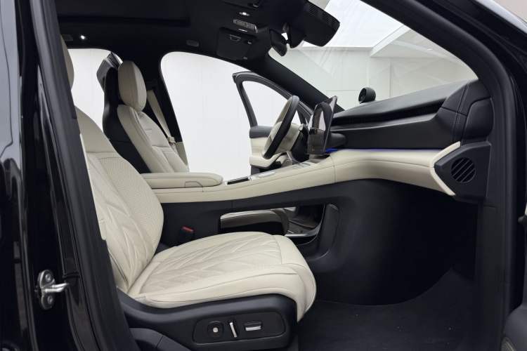 Used Nio ES6 2025 75 kWh Right Front Seat
