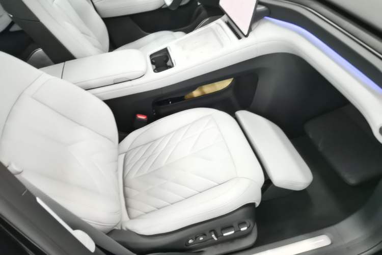 Used Nio ES6 2025 75 kWh Right Front Seat