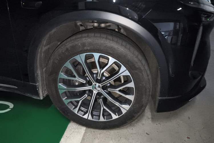 Used Nio ES6 2025 75 kWh Right Front Wheel Hub