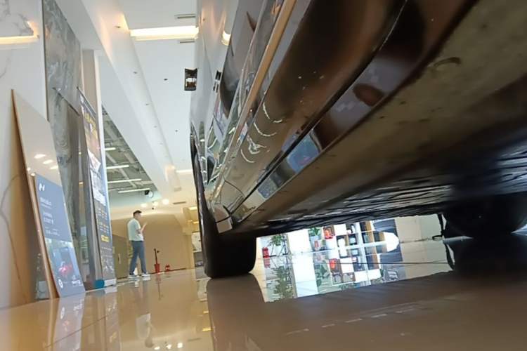 Used Nio ES6 2025 75 kWh Right Side Sill
