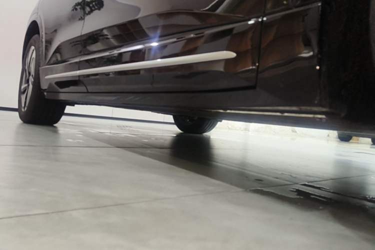 Used Nio ES6 2025 75 kWh Right Side Sill