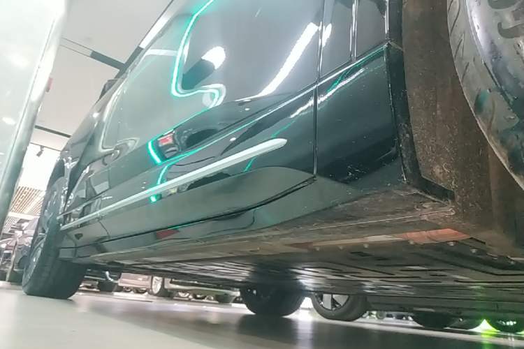 Used Nio ES6 2025 75 kWh Right Side Sill