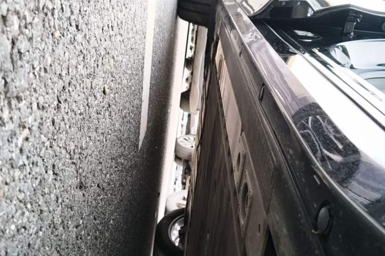 Used Nio ES6 2025 75 kWh Right Side Sill