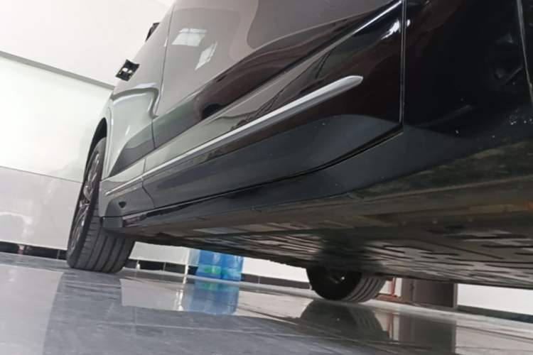 Used Nio ES6 2025 75 kWh Right Side Sill