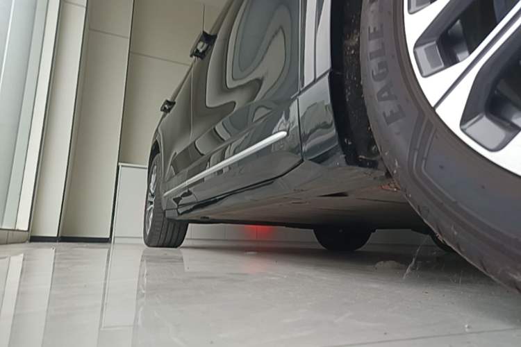 Used Nio ES6 2025 75 kWh Right Side Sill