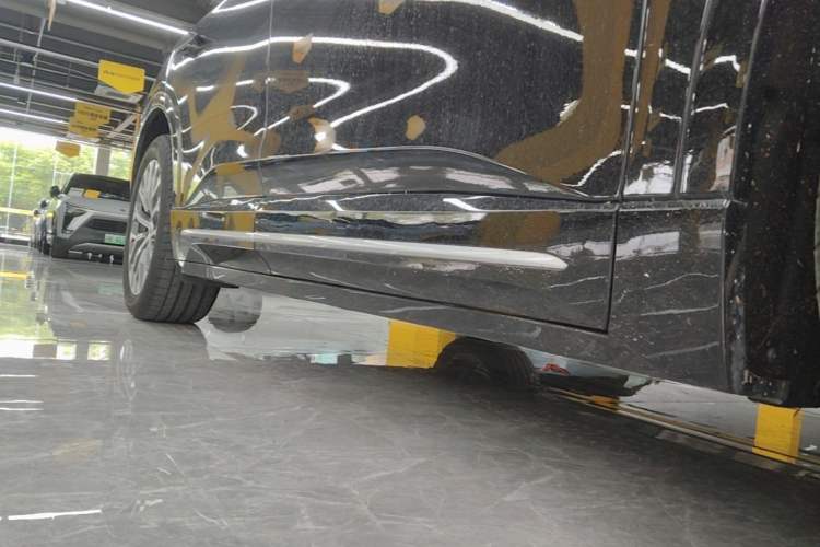 Used Nio ES6 2025 75 kWh Right Side Sill