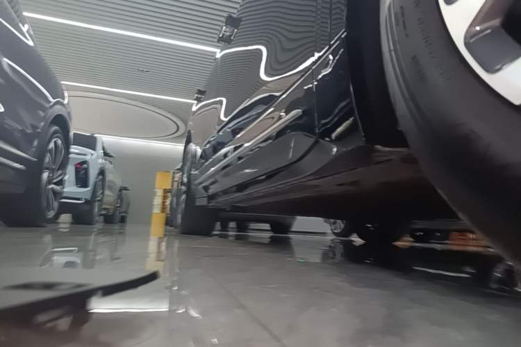 Used Nio ES6 2025 75 kWh Right Side Sill